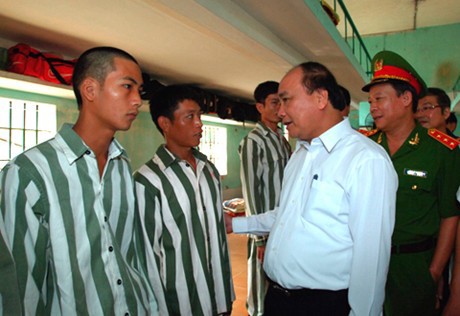 รองนายกรัฐมนตรี เหงียนซวนฟุก ตรวจสอบการอภัยโทษในเรือนจำซวนโหลก